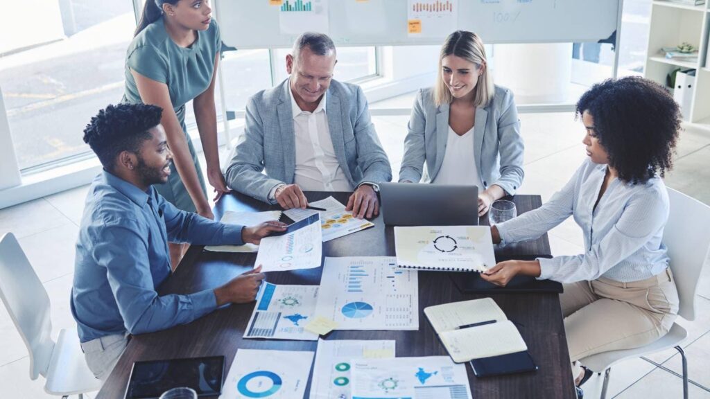 SEO team developing digital marketing strategies for businesses in Pakistan ✅